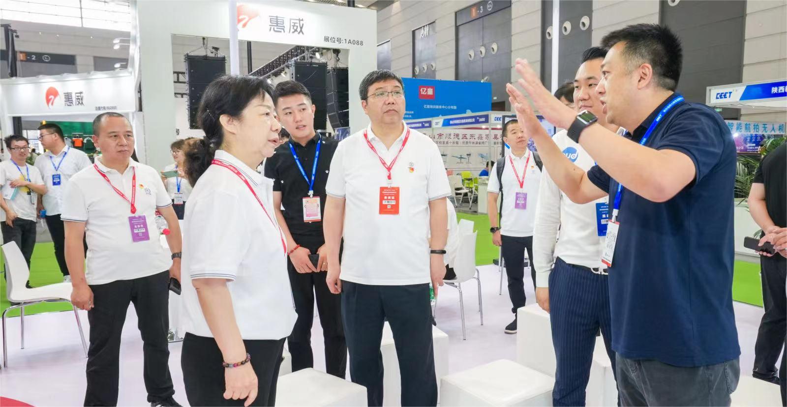 多位領(lǐng)導(dǎo)親臨清聽(tīng)聲學(xué)展位，全面了解安靜操場(chǎng)、教學(xué)音響等教育體系產(chǎn)品。