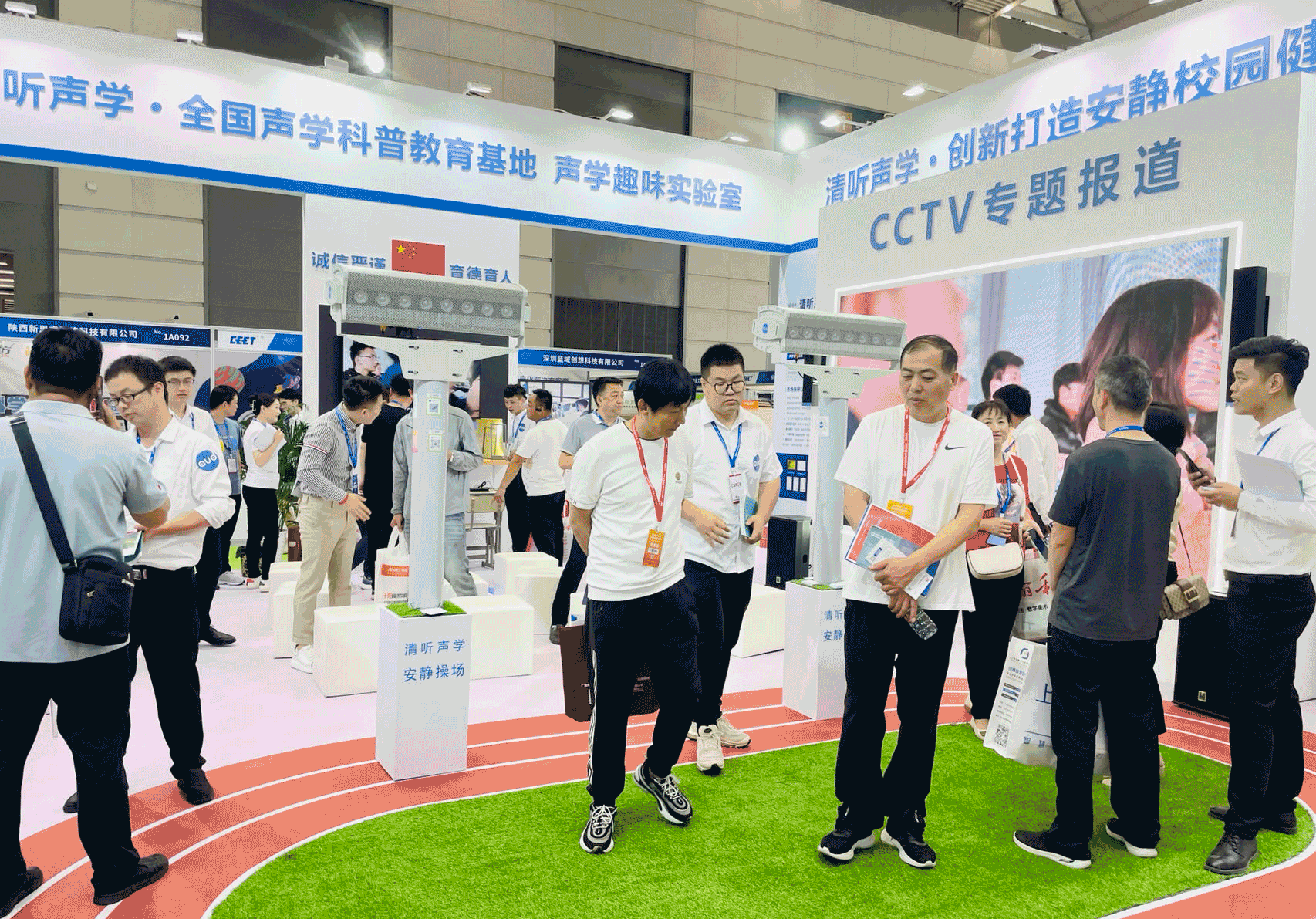工作人員正帶領(lǐng)客戶了解清聽(tīng)聲學(xué)的產(chǎn)品與服務(wù)